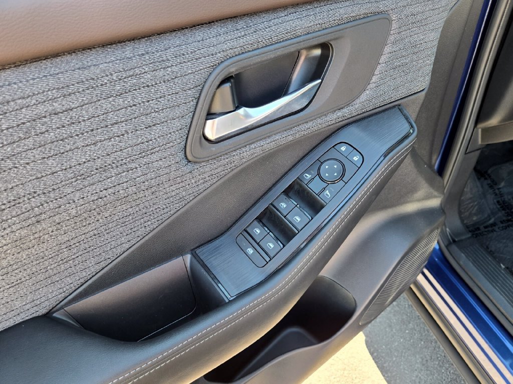 Certified 2023 Nissan Rogue SV FWD image 12