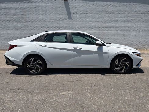 Used 2025 Hyundai Elantra Limited FWD image 1