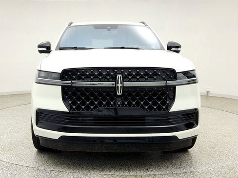 Used 2025 Lincoln Navigator Reserve w/ Jet Appearance Package AWD/4WD image 2