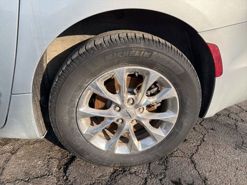 Used 2022 Chrysler Pacifica Touring-L image 23