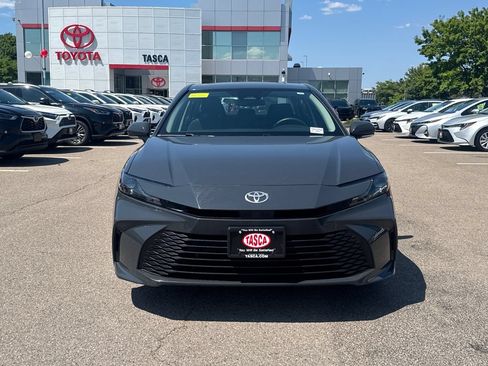 Used 2025 Toyota Camry LE AWD/4WD image 2
