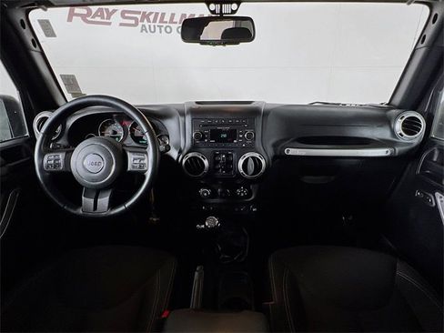 Used 2017 Jeep Wrangler Unlimited Sahara w/ Connectivity Group image 22