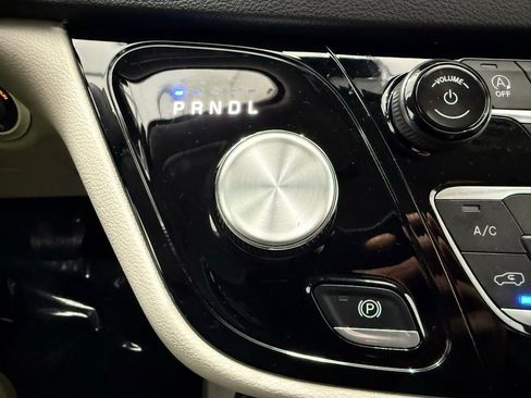 Used 2024 Chrysler Pacifica Touring-L image 39