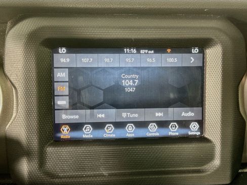 Used 2023 Jeep Gladiator Willys AWD/4WD image 19
