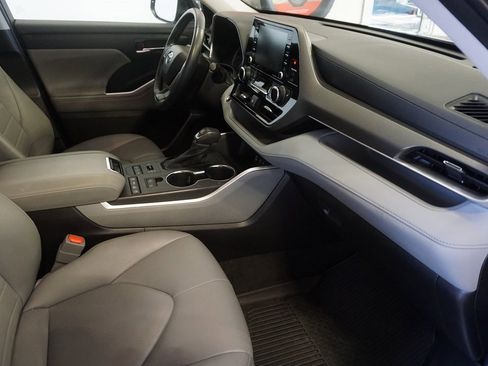 Used 2022 Toyota Highlander XLE image 24