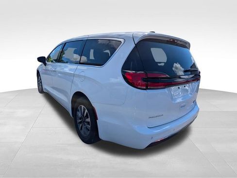 Used 2024 Chrysler Pacifica Limited FWD image 5