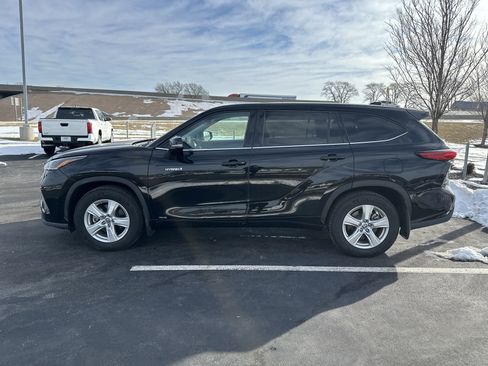Used 2021 Toyota Highlander LE image 7