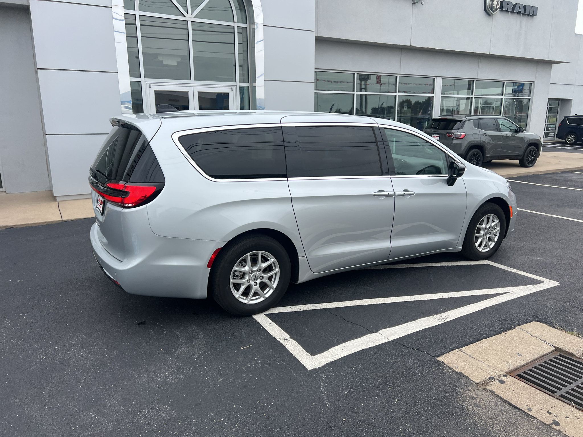 Used 2024 Chrysler Pacifica Touring-L FWD image 8