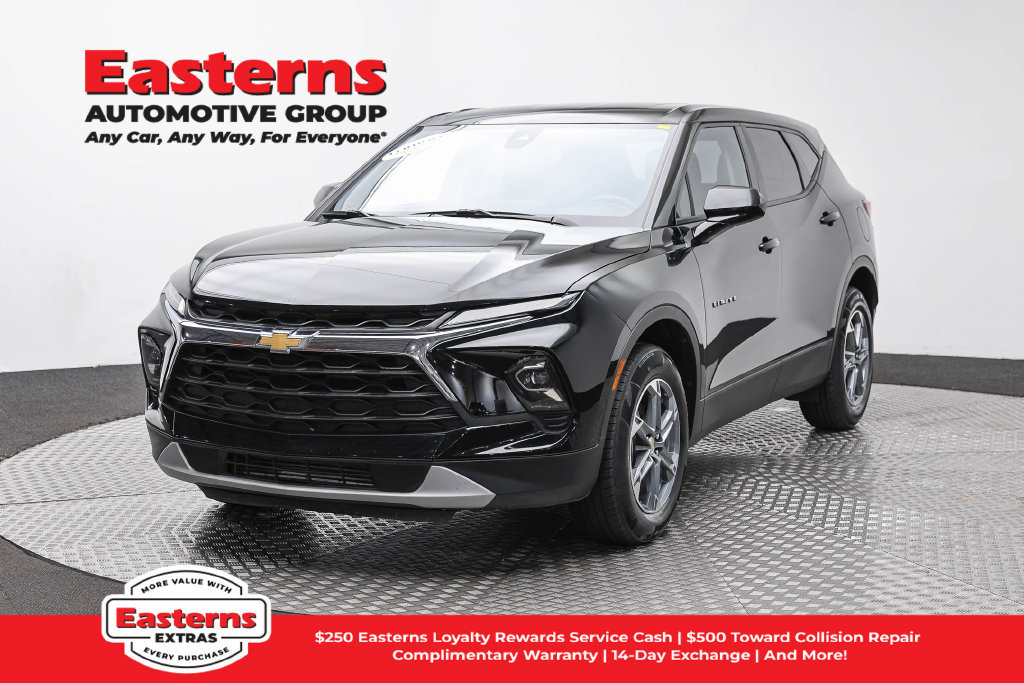 Used 2025 Chevrolet Blazer LT FWD image 1