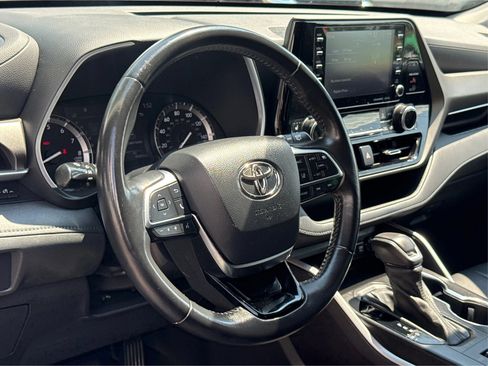 Used 2021 Toyota Highlander XLE AWD/4WD image 16