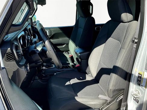 Used 2022 Jeep Gladiator Sport image 25