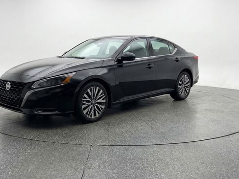 Used 2025 Nissan Altima 2.5 SV image 3