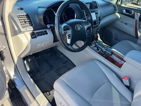 Used 2013 Toyota Highlander Limited image 17
