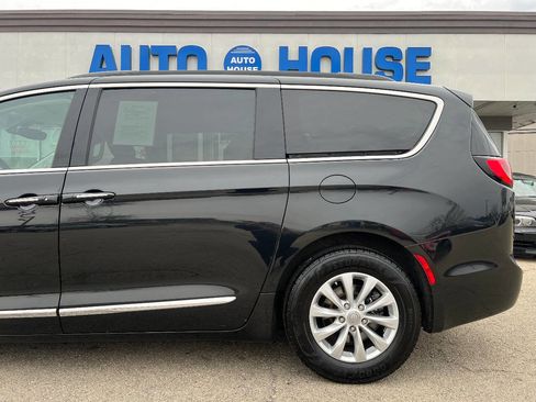 Used 2017 Chrysler Pacifica Touring-L image 39
