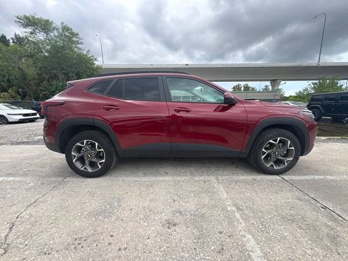 Used 2025 Chevrolet Trax LT FWD image 2