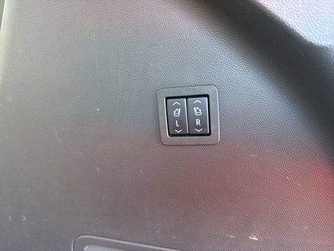 Used 2024 Buick Enclave Avenir w/ Avenir Technology Package image 11