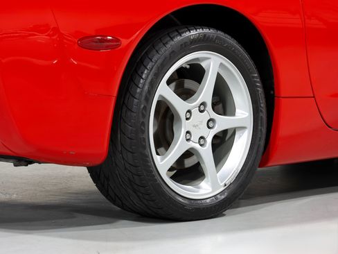 Used 2004 Chevrolet Corvette Convertible w/ Preferred Equipment Group RWD image 46