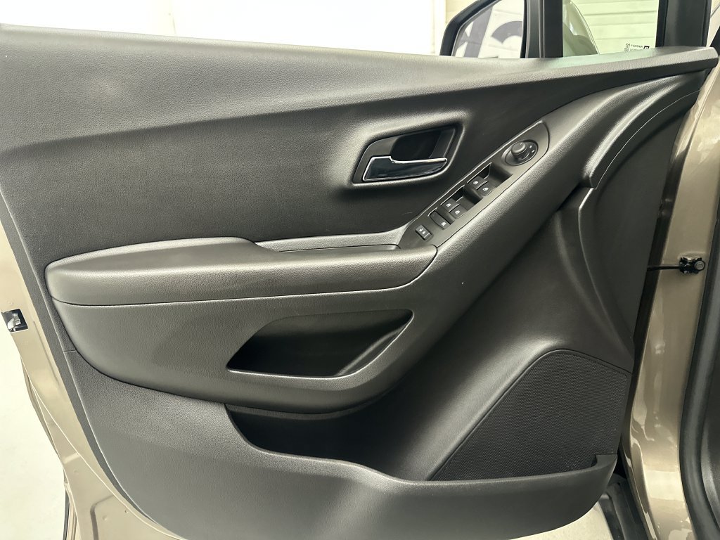 Used 2020 Chevrolet Trax LT FWD image 19