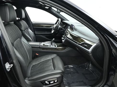 Used 2019 BMW 750i RWD image 25