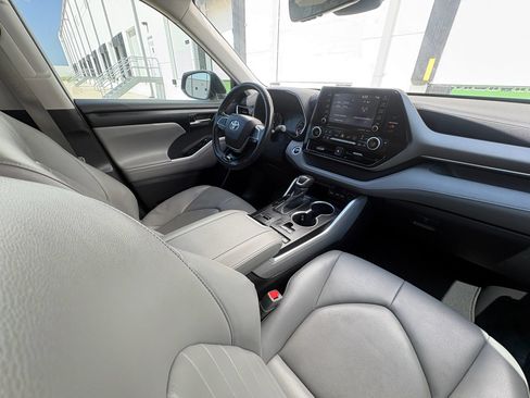 Used 2020 Toyota Highlander XLE FWD image 18