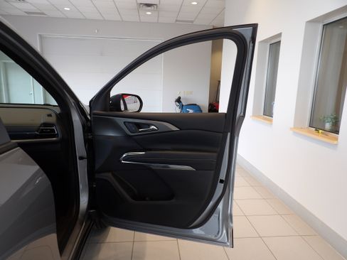 Used 2025 Chevrolet Traverse LT image 25