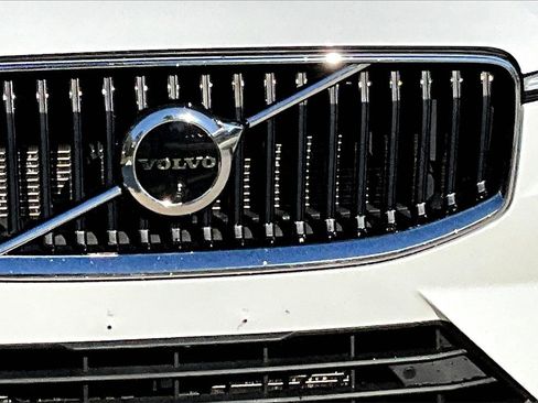 Used 2022 Volvo XC60 B5 Momentum w/ Advanced Package image 11