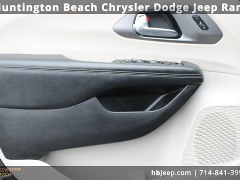 Used 2023 Chrysler Pacifica Touring-L image 8