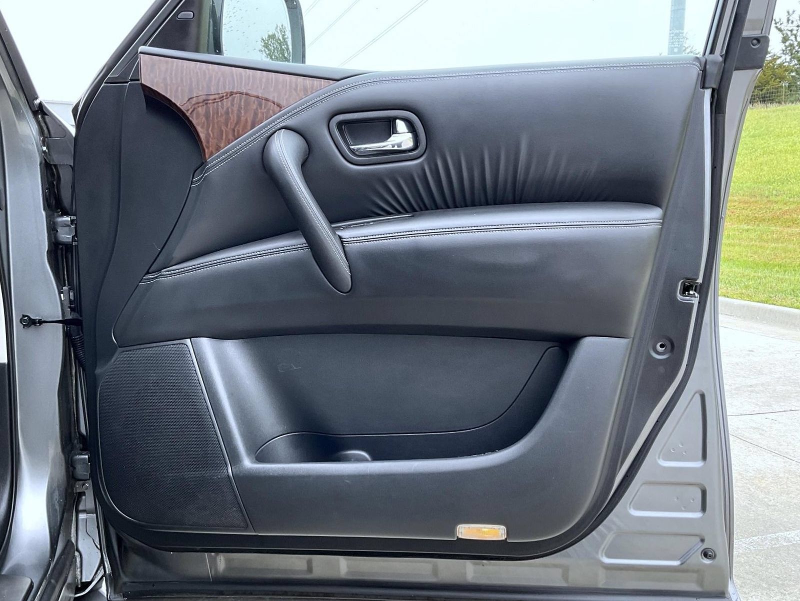 Used 2017 Nissan Armada Platinum RWD image 17