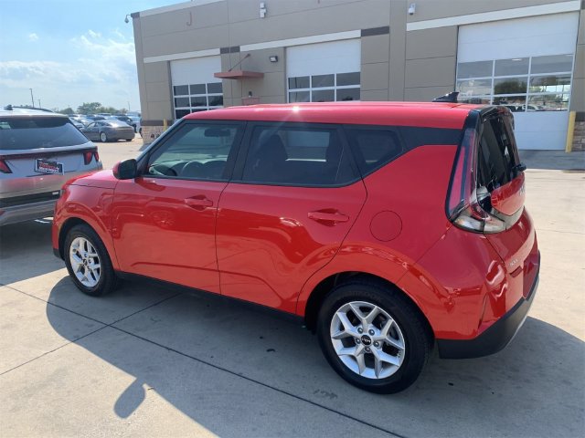 Used 2025 Kia Soul LX w/ LX Technology Package FWD image 4