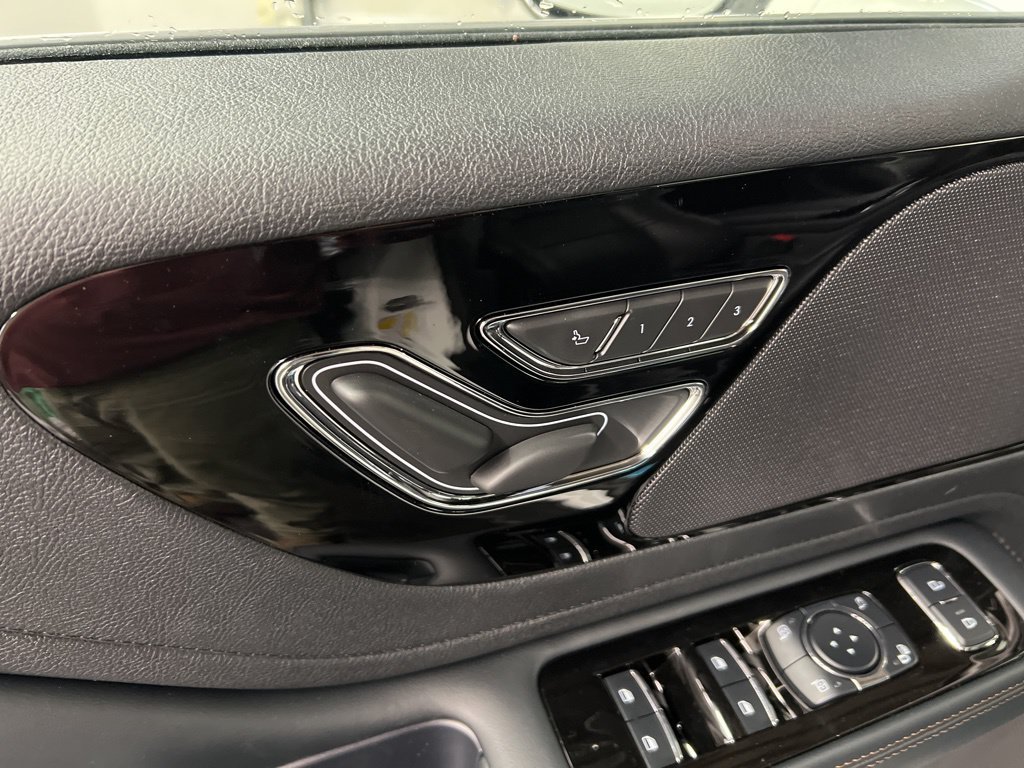 Used 2026 Lincoln Aviator AWD image 26