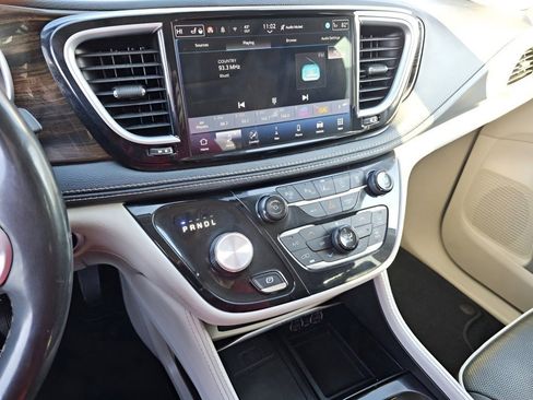Used 2023 Chrysler Pacifica Limited AWD/4WD image 32