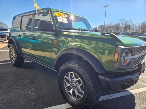 Used 2025 Ford Bronco Badlands image 3