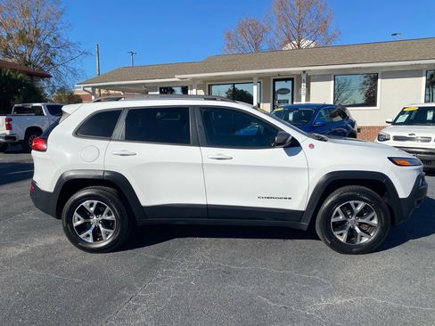 Used 2017 Jeep Cherokee Trailhawk image 6