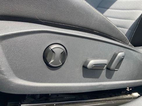 Used 2025 Volkswagen Jetta SE FWD image 13