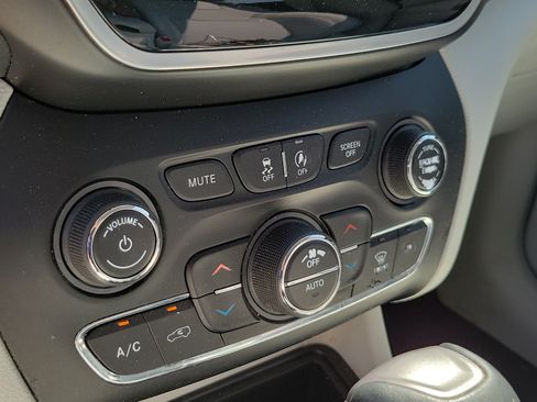 Used 2020 Jeep Cherokee Limited FWD image 10