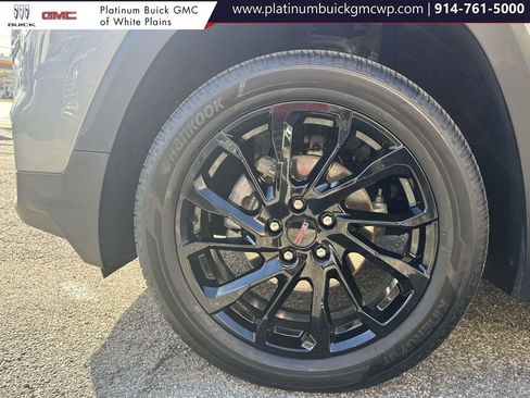 Used 2024 GMC Terrain SLE w/ Driver Convenience Package image 9