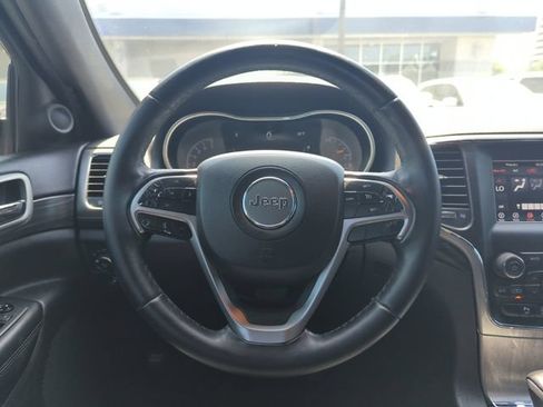 Used 2020 Jeep Grand Cherokee Laredo RWD image 16