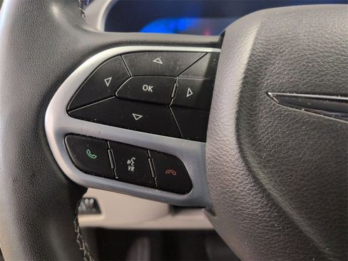 Used 2023 Chrysler Pacifica Touring-L image 19