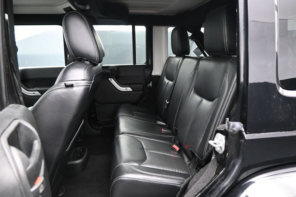 Used 2017 Jeep Wrangler Unlimited Sahara w/ Dual Top Group AWD/4WD image 16