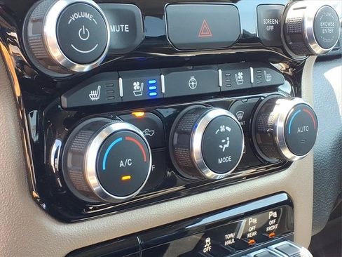 Used 2022 RAM 1500 Laramie AWD/4WD image 7