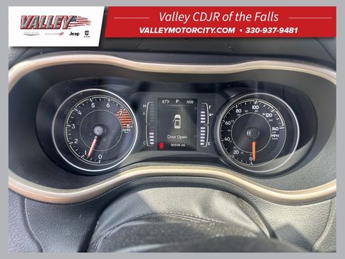 Used 2016 Jeep Cherokee Latitude w/ Comfort/Convenience Group AWD/4WD image 1