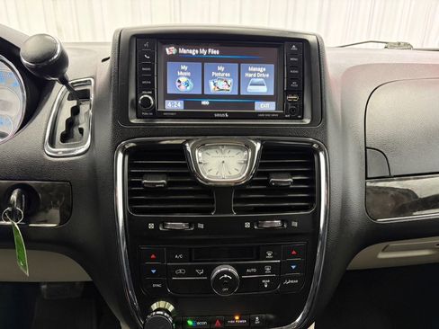 Used 2016 Chrysler Town & Country Touring FWD image 31