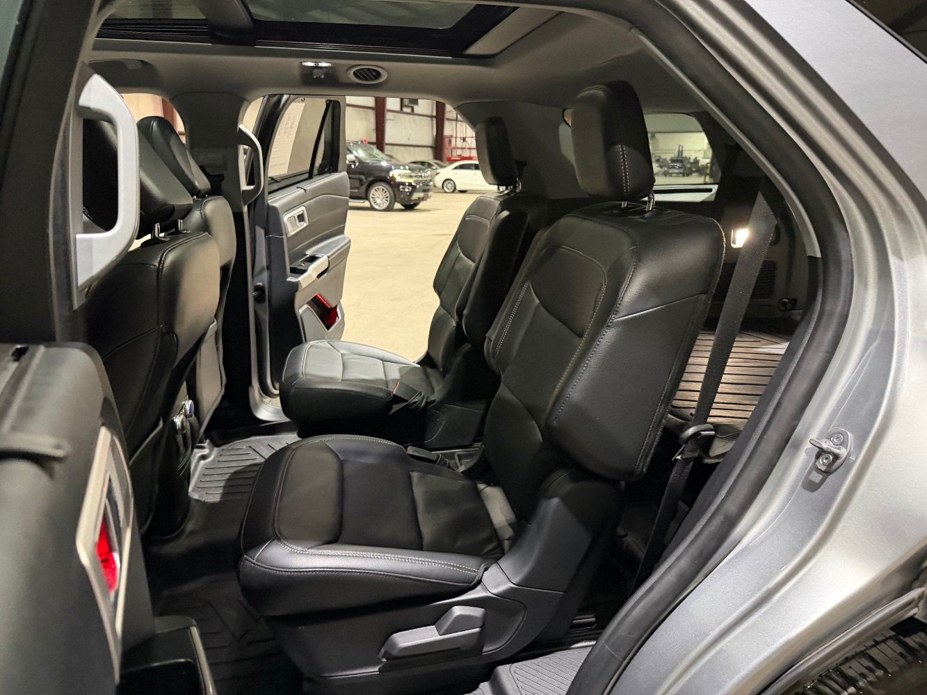Used 2022 Ford Explorer Limited w/ Equipment Group 301A AWD/4WD image 18