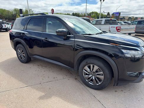 Used 2025 Nissan Pathfinder SV FWD image 1