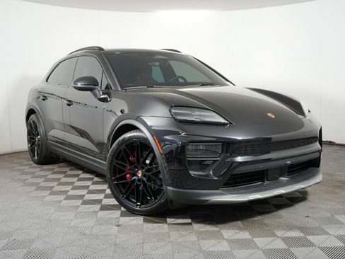 Certified 2025 Porsche Macan 4S Electric AWD/4WD image 9