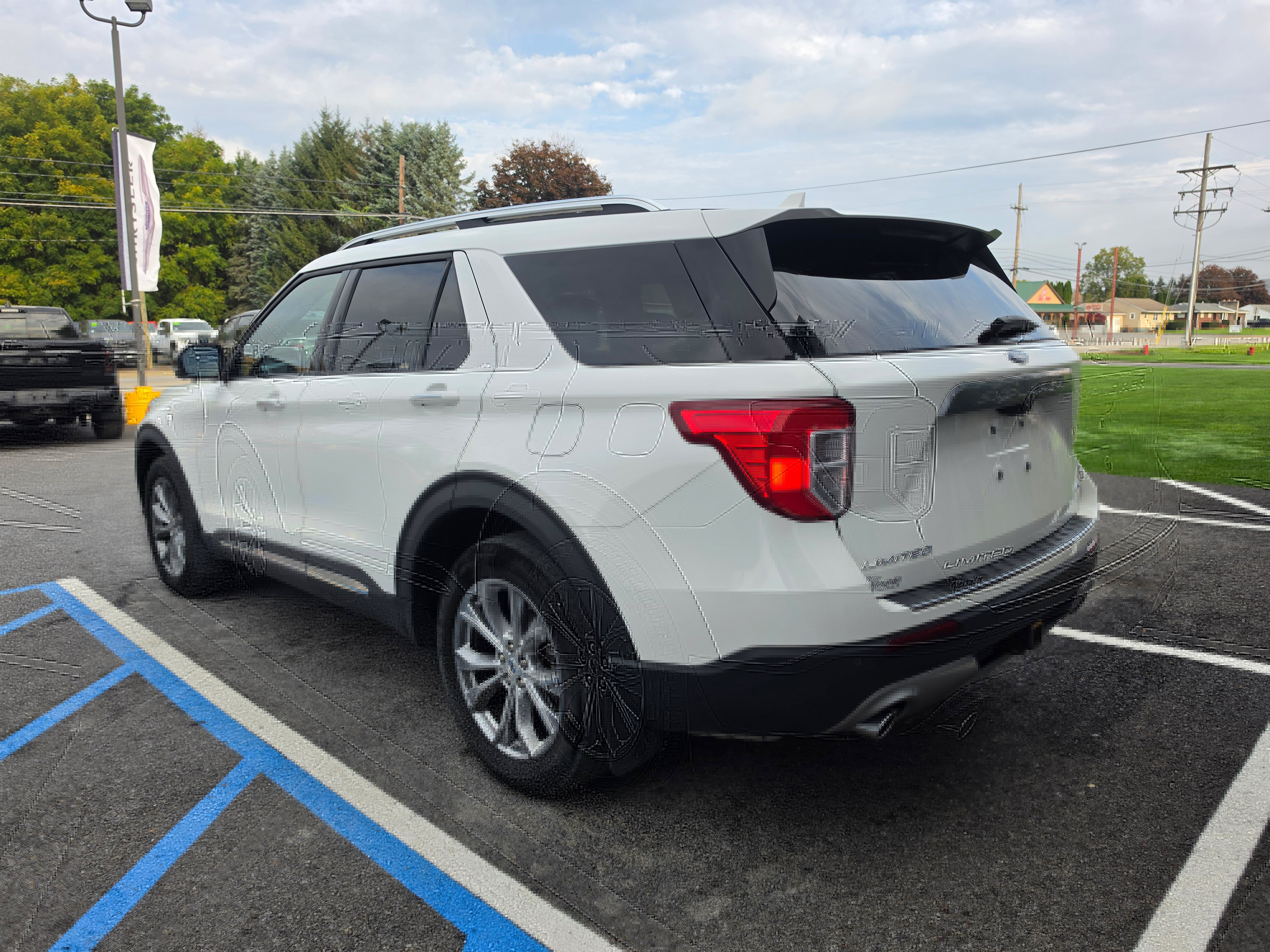 Used 2021 Ford Explorer Limited w/ Equipment Group 301A AWD/4WD image 6