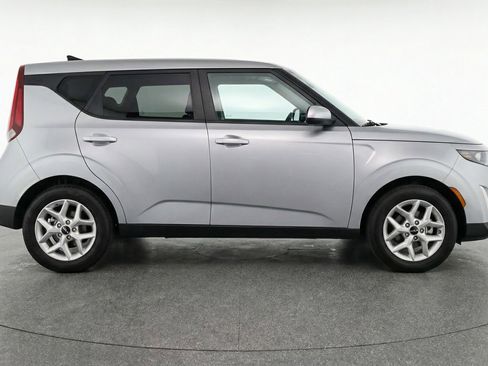Used 2025 Kia Soul LX w/ LX Technology Package image 11