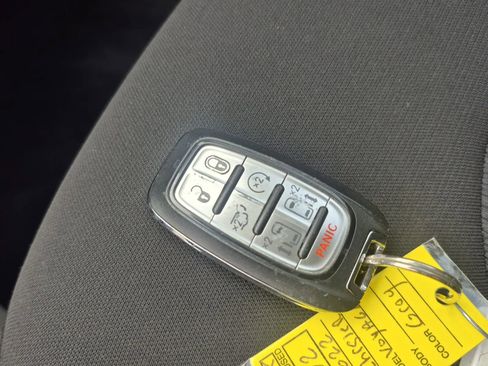 Used 2022 Chrysler Voyager LX image 30