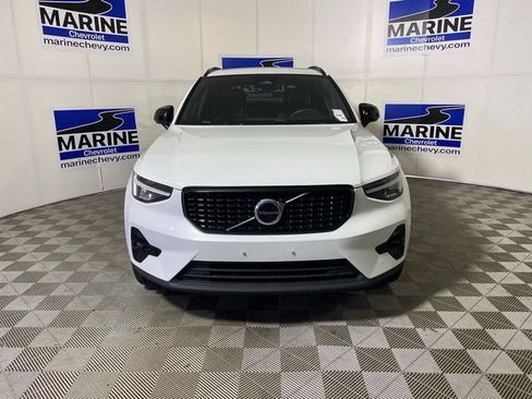 Used 2023 Volvo XC40 B5 Plus AWD/4WD image 12