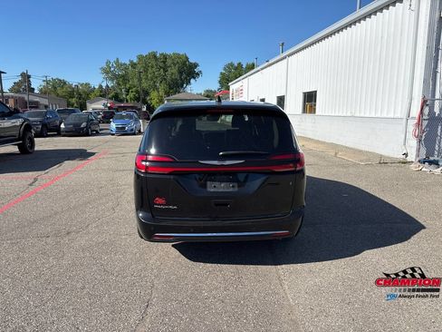 Used 2023 Chrysler Pacifica Touring-L FWD image 10